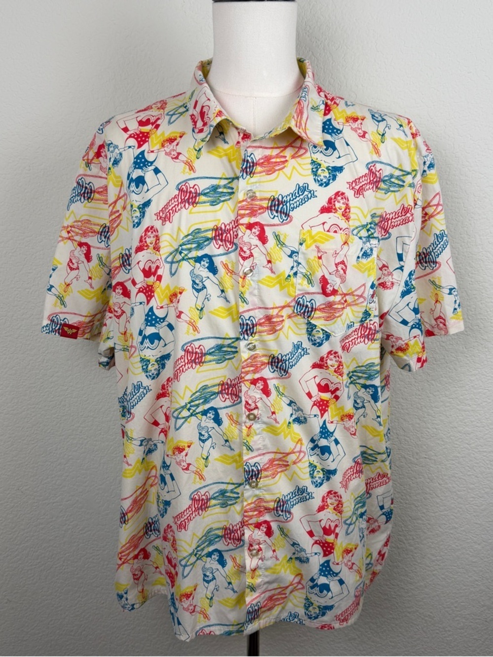 DC comics Wonder Woman Men’s Short Sleeve Button Down Shirt | XXL